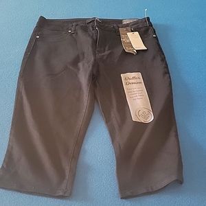 Body flattering black caprui jeans